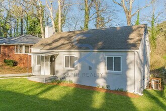 1376 Westmont Rd SW in Atlanta, GA - Foto de edificio - Building Photo