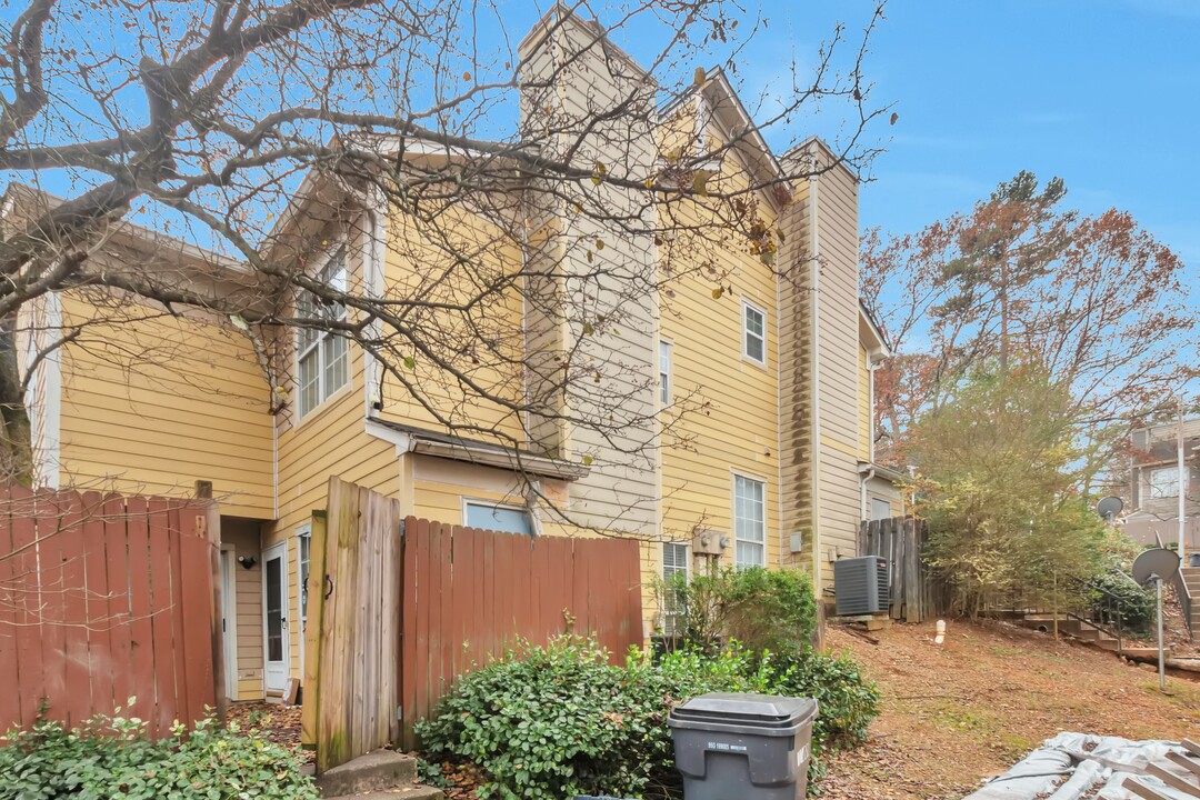 1066 Rock Creek Ln in Norcross, GA - Foto de edificio