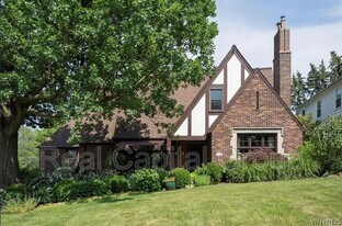 54 Washington Hwy in Buffalo, NY - Building Photo