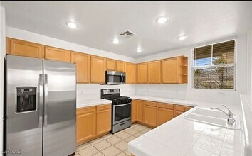 913 Duckhorn Ct in Las Vegas, NV - Building Photo - Building Photo