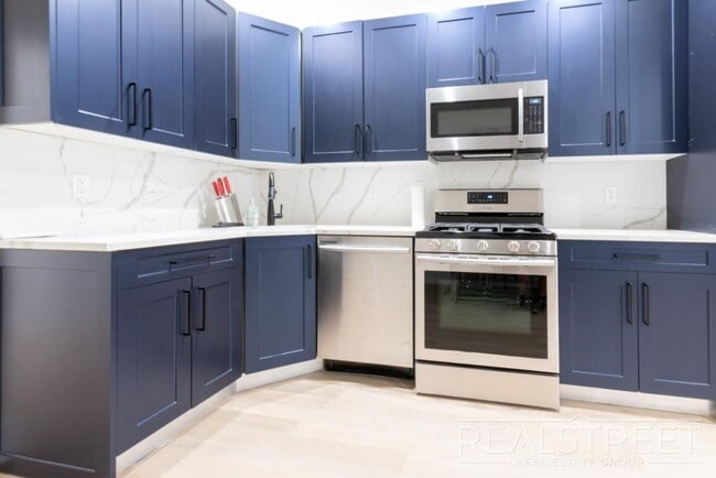 645 Knickerbocker Ave in Brooklyn, NY - Building Photo - Floor Plan