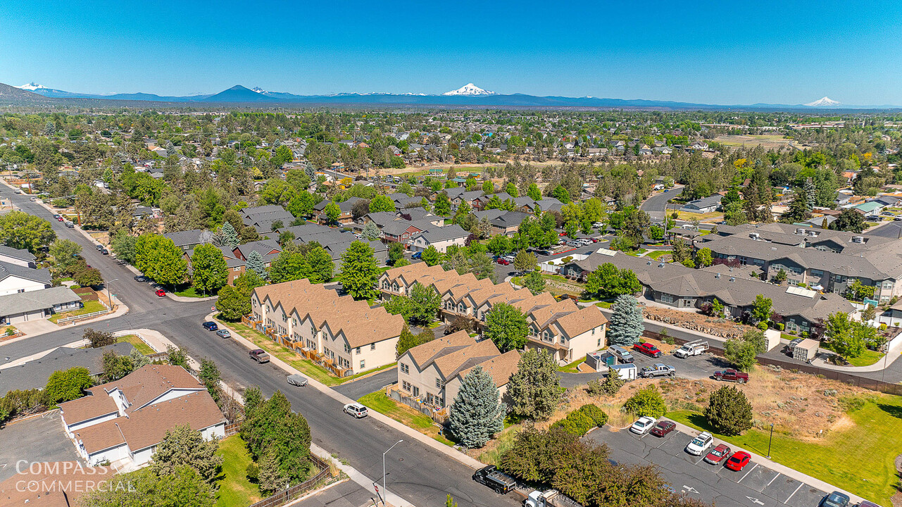 2002 SW Canyon Dr in Redmond, OR - Building Photo