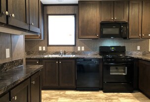 114 Applewood Ln in Columbus, MI - Building Photo