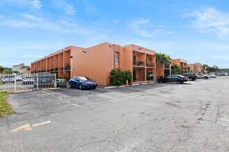 1300 W 47th Pl in Hialeah, FL - Building Photo - Building Photo
