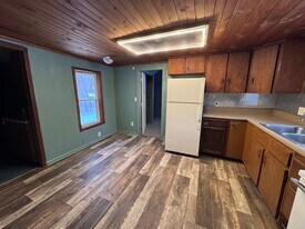 1301 Hillcrest St in Lansing, MI - Building Photo