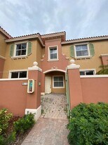 611 SW 107th Ave in Pembroke Pines, FL - Building Photo