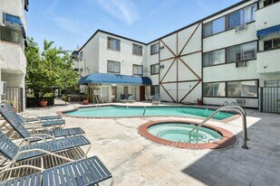 Tarzana Plaza in Tarzana, CA - Building Photo