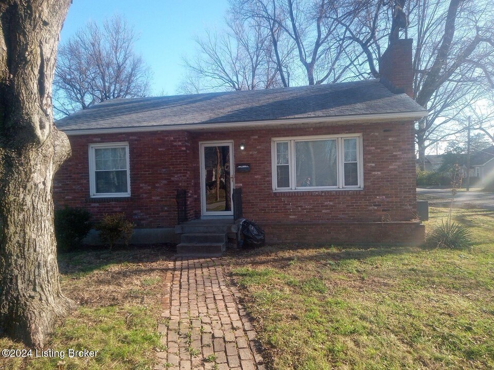 2228 Bradford Dr in Louisville, KY - Building Photo