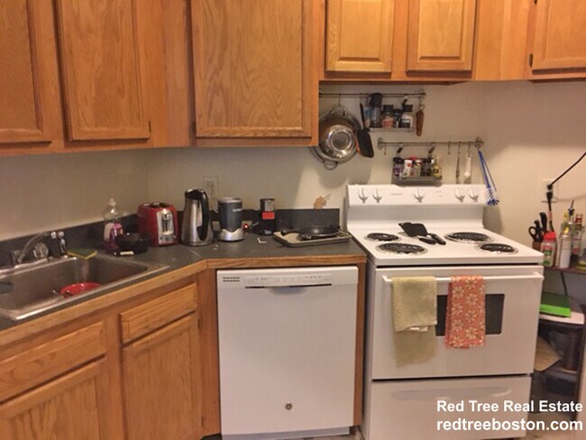 1589 Beacon St, Unit 3 in Brookline, MA - Building Photo - Building Photo