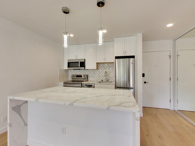 1502 Newlands Ave in Burlingame, CA - Foto de edificio - Building Photo