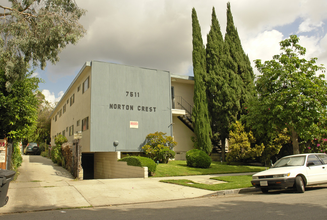 Norton Crest Apartments in West Hollywood, CA - Building Photo