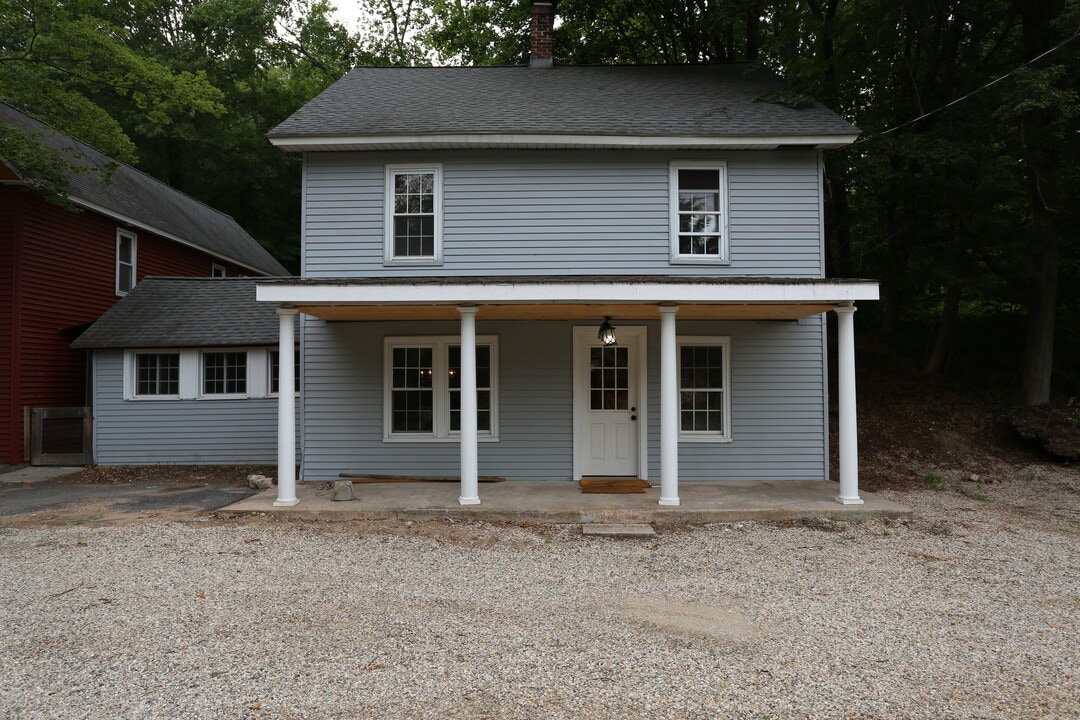 51 Canal St in Weatogue, CT - Building Photo