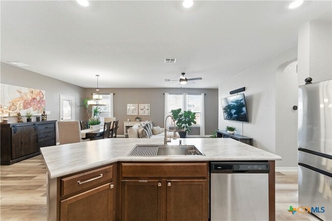 property at 304 Dakota Crk