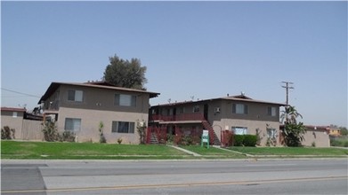 Riverside Ave in Rialto, CA - Foto de edificio - Building Photo