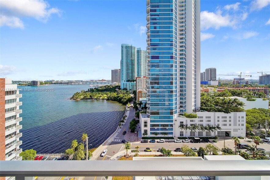 2150 N Bayshore Dr, Unit 1211 in Miami, FL - Foto de edificio