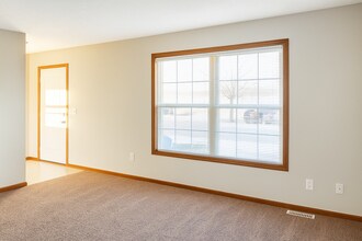 102 Crossing Dr, Unit 3 Bedroom-2.5 Bath in Normal, IL - Building Photo - Building Photo