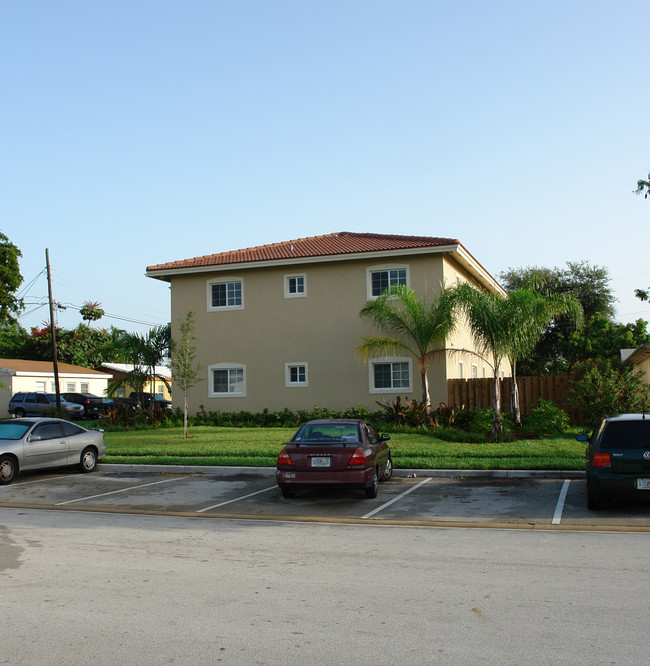 2001 NE 170th St in Miami, FL - Building Photo - Building Photo