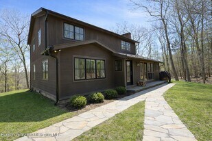 25 Boggs Hill Rd in Woodstock, NY - Building Photo