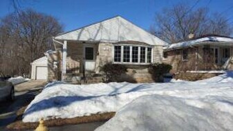 400 Lemira Ave in Waukesha, WI - Building Photo