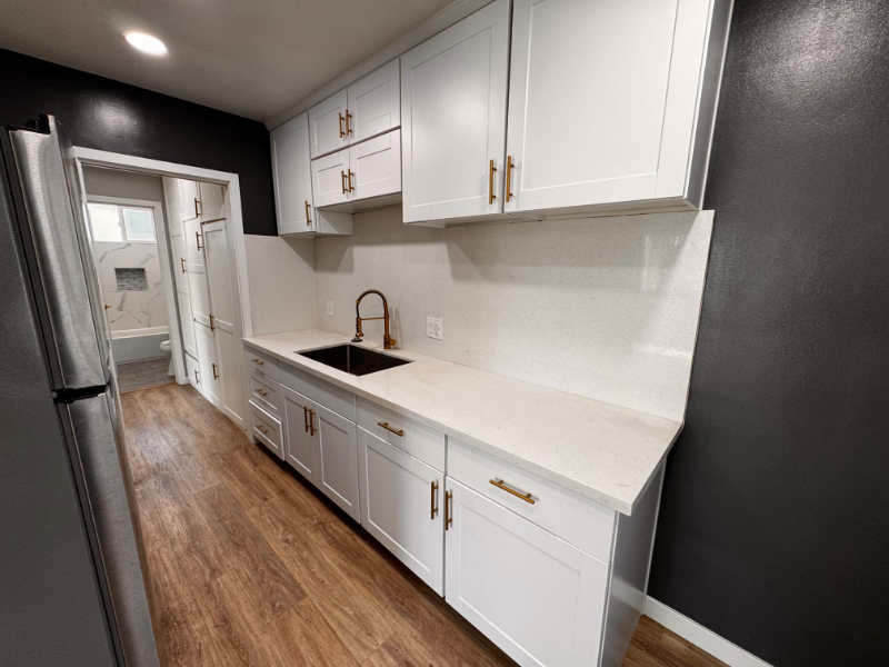 14711 Sylvan St in Los Angeles, CA - Building Photo