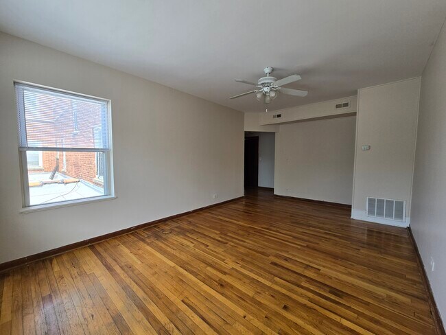 3159 W Argyle St, Unit 2S in Chicago, IL - Foto de edificio - Building Photo