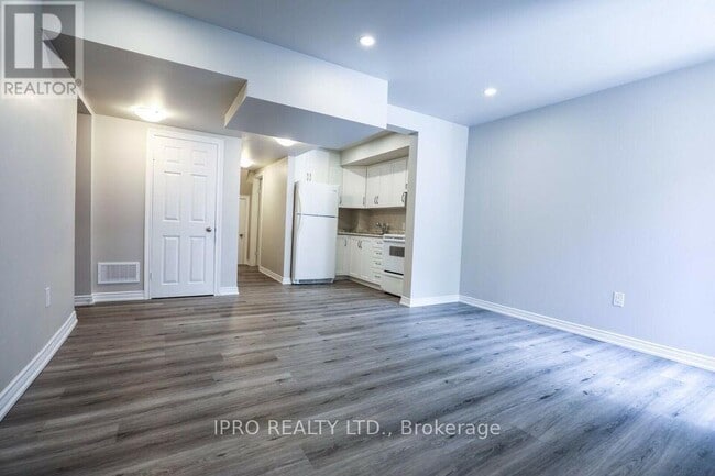 property at 1275 Prestonwood Crescent