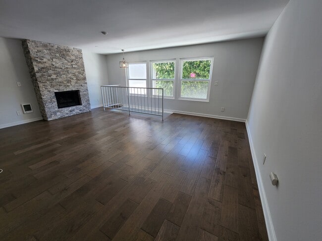 323 S Broadway, Unit 1 in Redondo Beach, CA - Foto de edificio - Building Photo