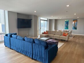737 W Washington Blvd, Unit 1301 in Chicago, IL - Building Photo - Building Photo