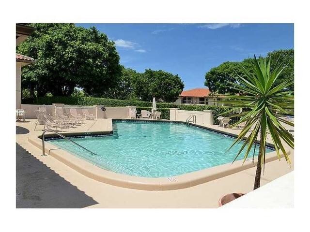 350 Club Cir-Unit -201 in Boca Raton, FL - Foto de edificio