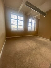 11 Fremont St, Unit 204 in Gloversville, NY - Foto de edificio - Building Photo