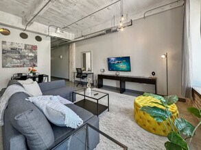 555 Evergreen St in Dallas, TX - Building Photo - Building Photo