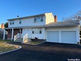 6 Roland Rd in West Babylon, NY - Building Photo