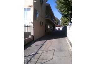 11947 Runnymede St in North Hollywood, CA - Foto de edificio - Building Photo