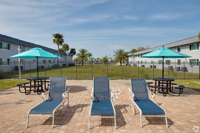 Palm Villas Apartments in Ft. Myers, FL - Building Photo - Building Photo