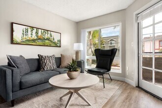 Woodland Trio Apartments in North Hollywood, CA - Foto de edificio - Building Photo