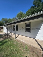 828 S Pershing St in Wichita, KS - Foto de edificio - Building Photo