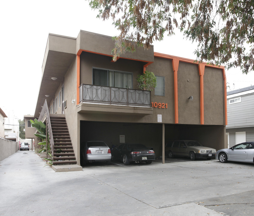 10921 Bloomfield St in North Hollywood, CA - Building Photo