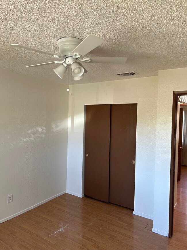 2107 Elizabeth St, Unit 2 in Shasta Lake, CA - Building Photo - Building Photo