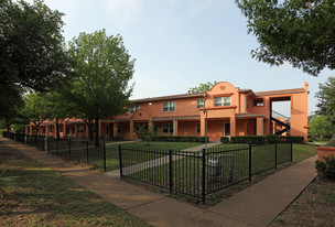 Little Mexico Village in Dallas, TX - Foto de edificio - Building Photo