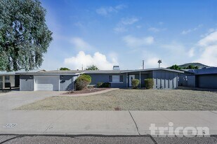 13129 N 21st Dr in Phoenix, AZ - Building Photo