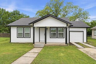 111 S 5th St in Sanger, TX - Building Photo