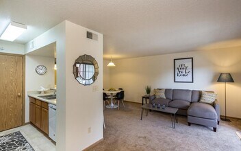 1079 W Benton St-Unit -1079-07 in Iowa City, IA - Building Photo - Building Photo