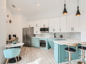 333 W Trade St in Charlotte, NC - Building Photo - Building Photo