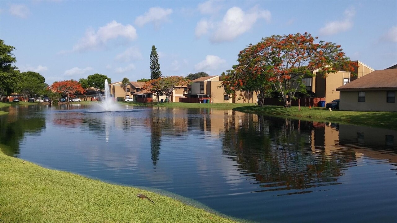 2944 E Missionwood Ln in Miramar, FL - Foto de edificio