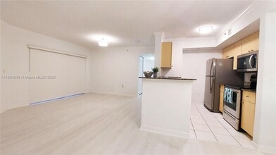 2457 Centergate Dr in Miramar, FL - Building Photo - Building Photo