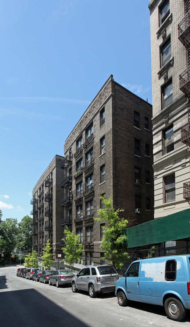 720 Riverside Dr in New York, NY - Building Photo - Building Photo