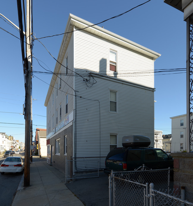 380 E Main St in Fall River, MA - Foto de edificio - Building Photo