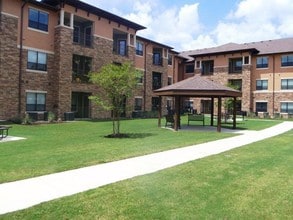 Greenhouse Village Apartments (Senior Living) in Cypress, TX - Foto de edificio - Building Photo