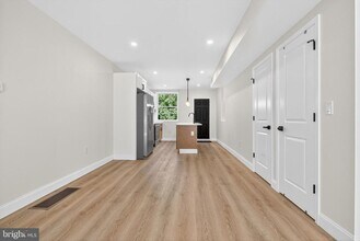 5925 Woodcrest Ave in Philadelphia, PA - Building Photo - Building Photo