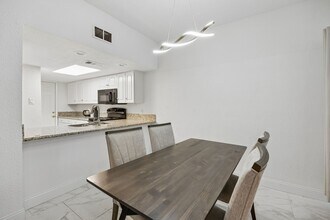 2601 Augusta Dr in Houston, TX - Building Photo - Building Photo